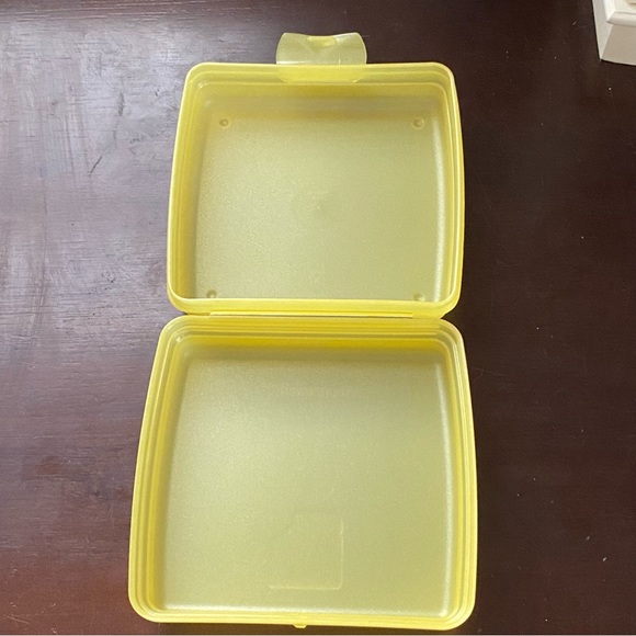 Tupperware Sandwich Keeper - Picture 3 of 4